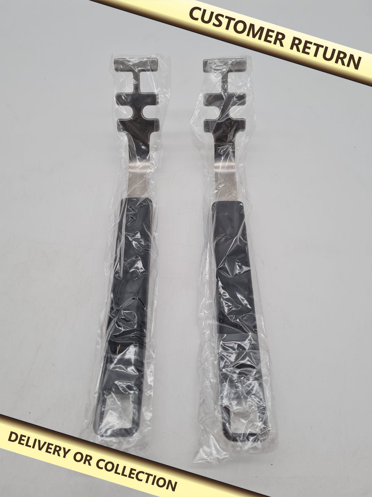 Pair of Hot Dish Grippers â€” photograph 1 — Customer return; auction delivery information shown on image