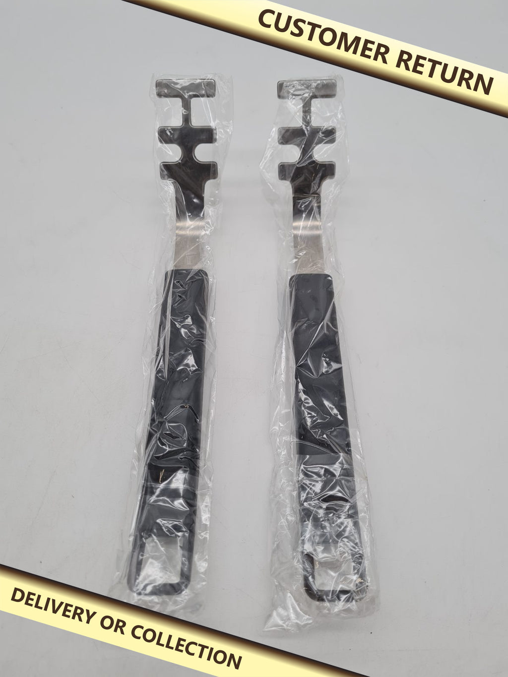 Pair of Hot Dish Grippers â€” photograph 1 — Customer return; auction delivery information shown on image