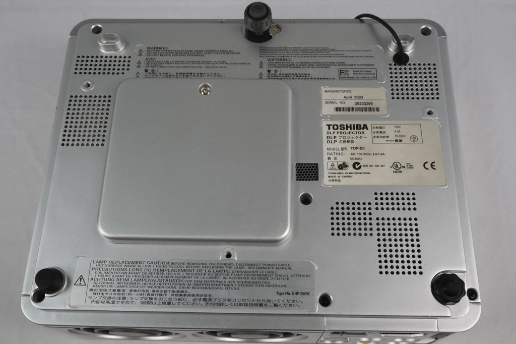 Toshiba TDP-D1 Portable Projector XGA ONLY 92h Lamp Time w case remote CD cables