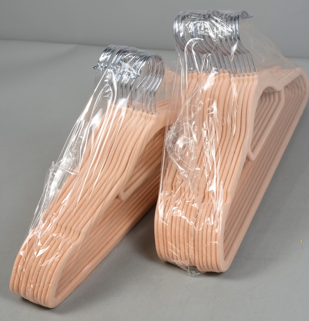 25 Velvet Coat Hangers 41.5 cm Wide Space-Saving 360° Swivel Light Pink