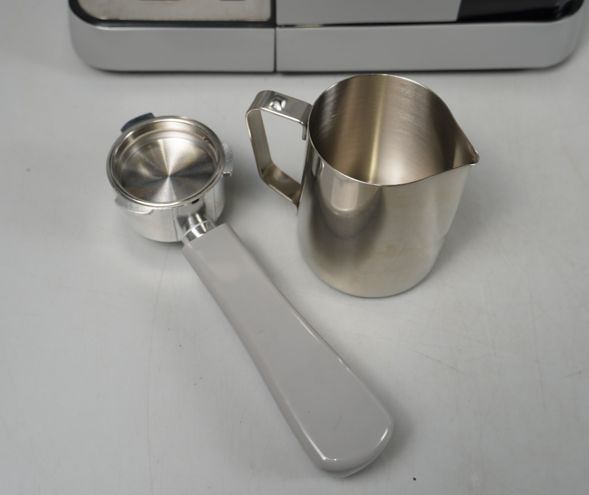 Espresso machine with digital LED display Salter with milk frothing wand