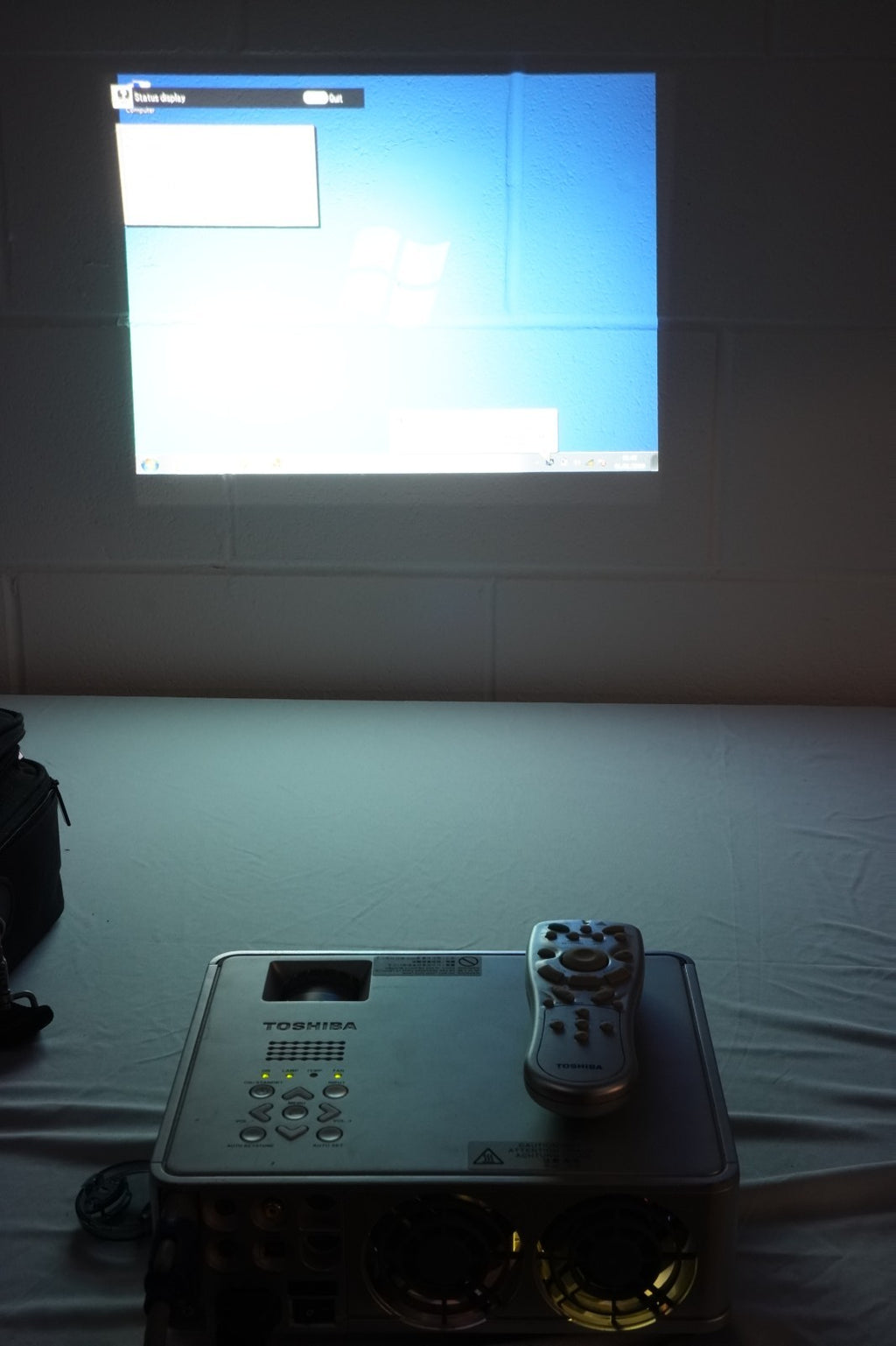 Toshiba TDP-D1 Portable Projector XGA ONLY 92h Lamp Time w case remote CD cables