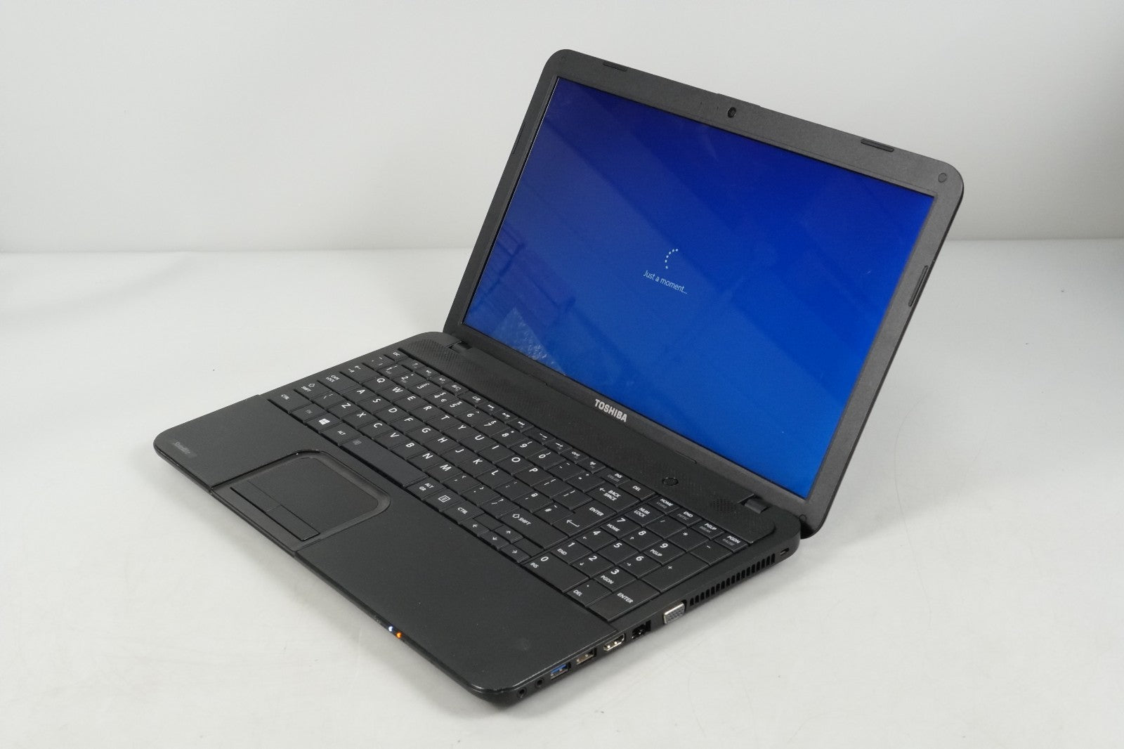Toshiba Satellite C850-1D2, Pentium B960 Dual Core 2.20 GHz, 4GB Ram, 128GB SSD