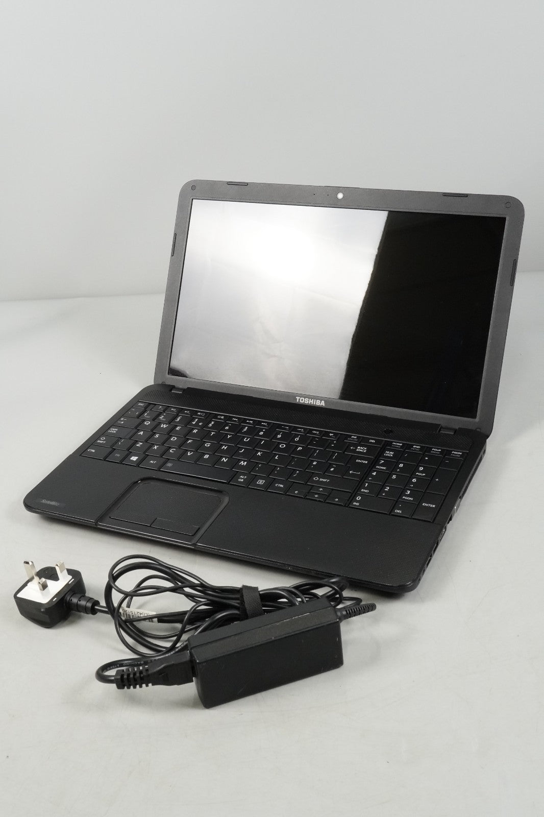 Toshiba Satellite C850-1D2, Pentium B960 Dual Core 2.20 GHz, 4GB Ram, 128GB SSD