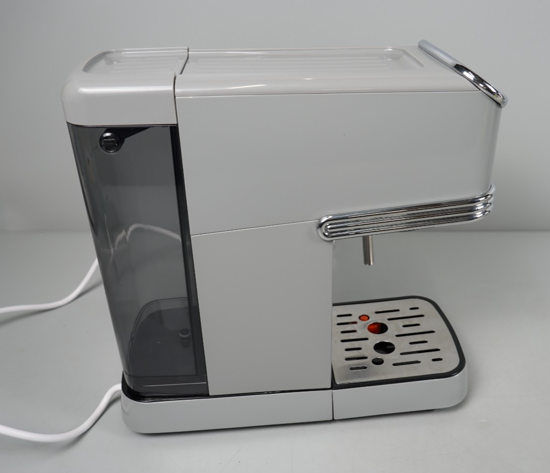 Espresso machine with digital LED display Salter with milk frothing wand