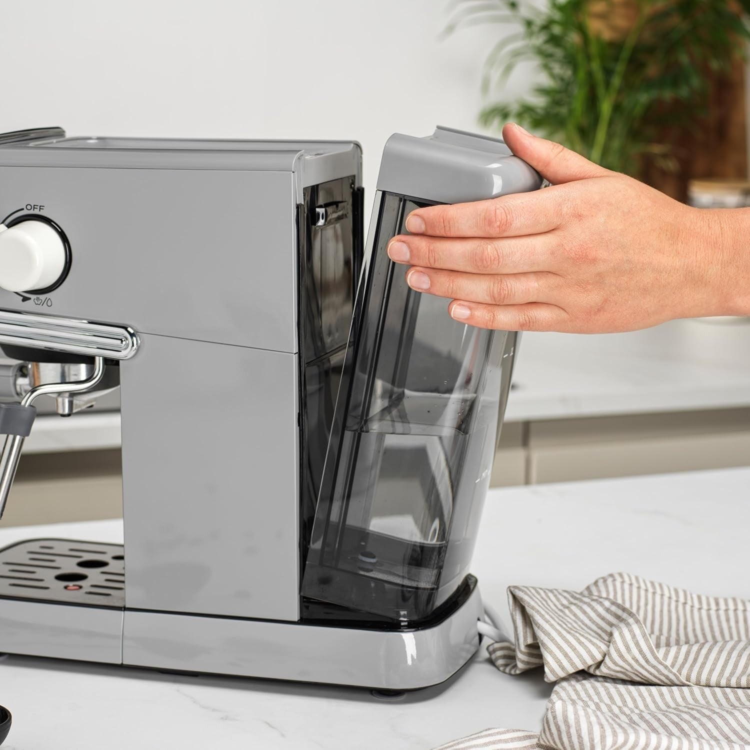 Espresso machine with digital LED display Salter with milk frothing wand