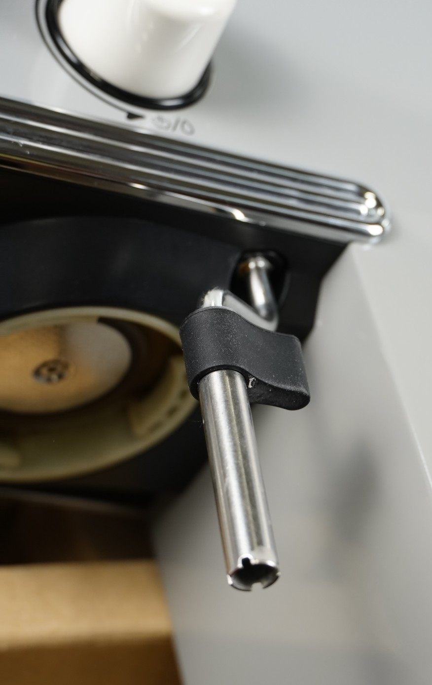 Espresso machine with digital LED display Salter with milk frothing wand