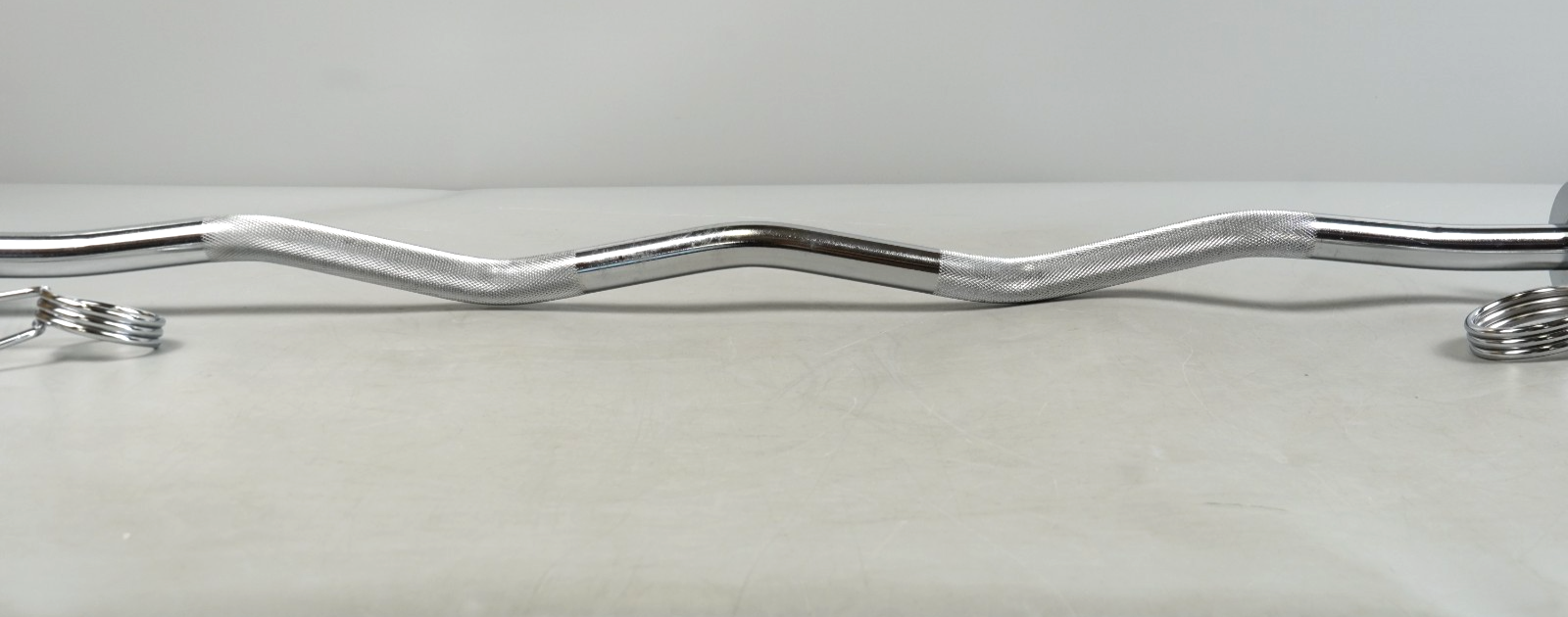 Curl Bar Weight Lifting Barbell Bar with Non-Slip Hand Grip and 2 Spring Collars