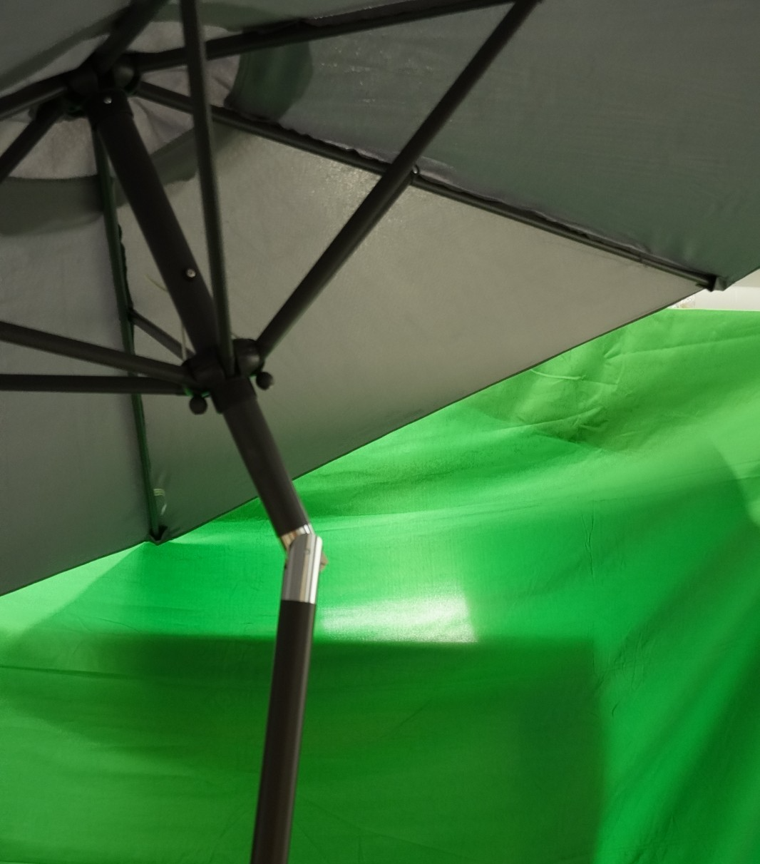 2.5M Grey Garden Parasol Sun Shade Umbrella SunDazeCrank Handle Tilt Mechanism