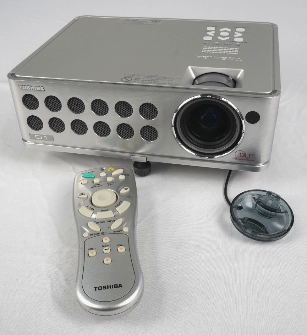 Toshiba TDP-D1 Portable Projector XGA ONLY 92h Lamp Time w case remote CD cables