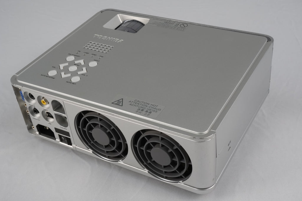 Toshiba TDP-D1 Portable Projector XGA ONLY 92h Lamp Time w case remote CD cables