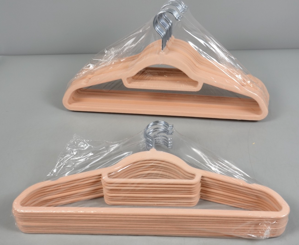 25 Velvet Coat Hangers 41.5 cm Wide Space-Saving 360° Swivel Light Pink