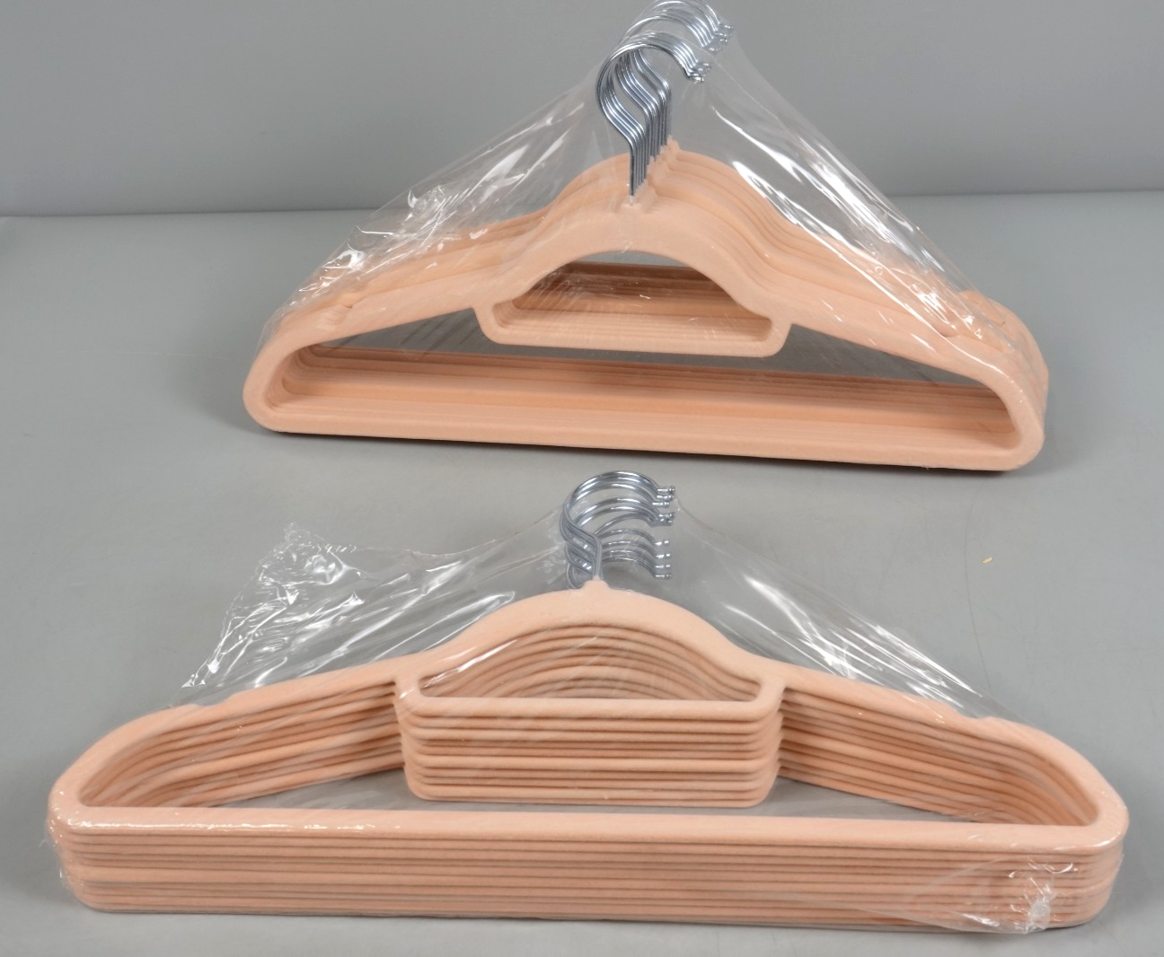 25 Velvet Coat Hangers 41.5 cm Wide Space-Saving 360° Swivel Light Pink