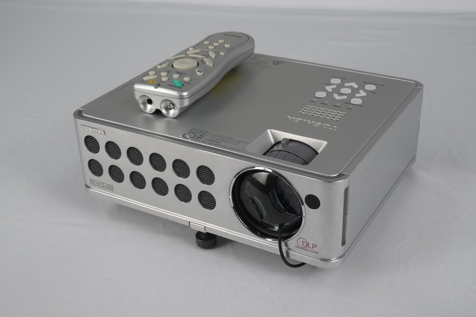 Toshiba TDP-D1 Portable Projector XGA ONLY 92h Lamp Time w case remote CD cables