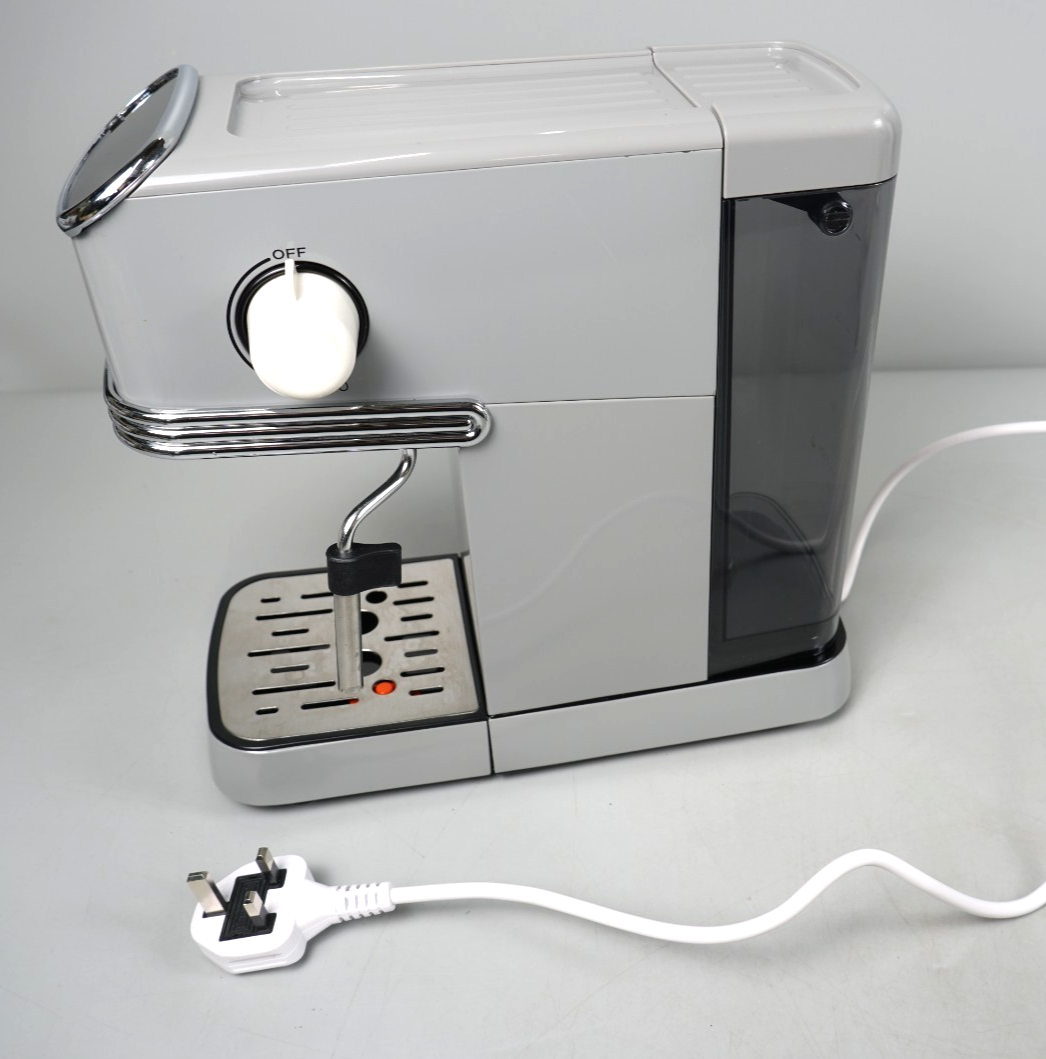 Espresso machine with digital LED display Salter with milk frothing wand