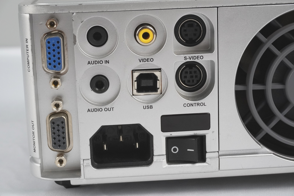 Toshiba TDP-D1 Portable Projector XGA ONLY 92h Lamp Time w case remote CD cables