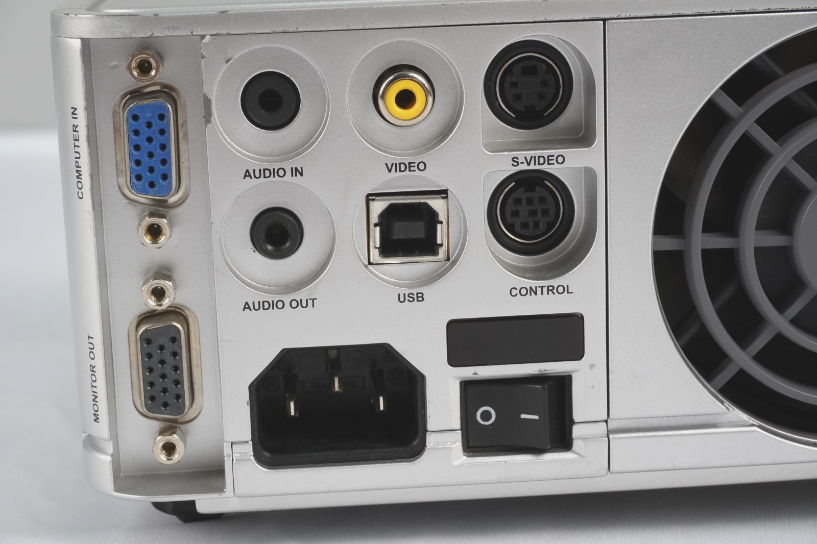 Toshiba TDP-D1 Portable Projector XGA ONLY 92h Lamp Time w case remote CD cables