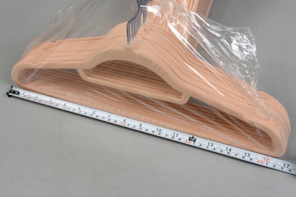 25 Velvet Coat Hangers 41.5 cm Wide Space-Saving 360° Swivel Light Pink