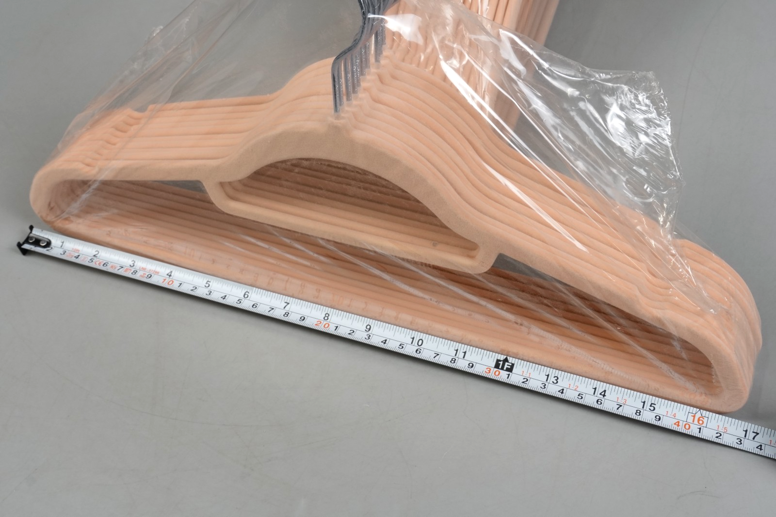 25 Velvet Coat Hangers 41.5 cm Wide Space-Saving 360° Swivel Light Pink