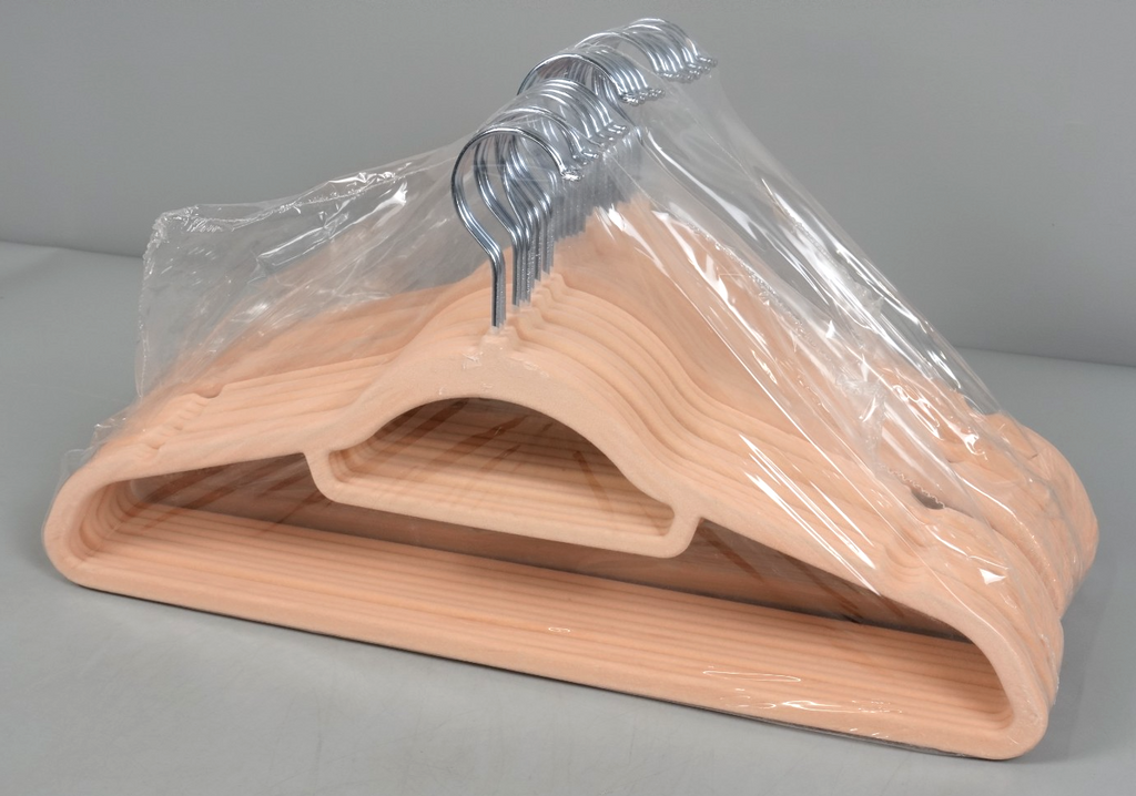 25 Velvet Coat Hangers 41.5 cm Wide Space-Saving 360° Swivel Light Pink